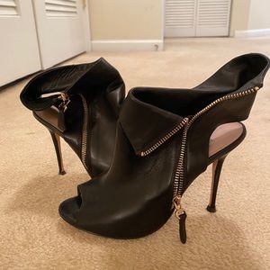 Dunes London Size 8 Black Leather Zip up Booties